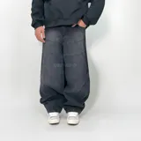 Pantalón jean negro ultra baggy de denim 100% algodón con textura rústica.