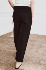 Jeans de tiro medio con corte tapered, confeccionados en denim. Presentan diseño de cinco bolsillos, cintura con trabillas y cierre frontal con cremallera y botón.