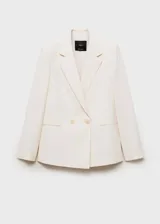 Chaqueta de corte recto y diseño minimalista en color crema, con cuello de solapa, cierre frontal de doble botonadura y forro interior.