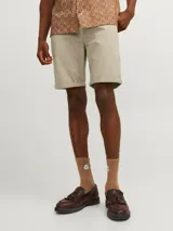 Short chino de jean regular fit color beige, con efecto lavado y dobladillo vuelto en las piernas.