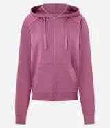 Campera deportiva con capucha ajustable, cierre frontal por cremallera, mangas largas con sisa raglán y puños ajustados. Presenta bolsillo tipo canguro y cordones con lettering estampado.