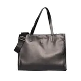 Cartera tipo tote de cuero negro con diseño estructurado, doble asa de hombro y correa larga ajustable con logo grabado. Presenta el logo metálico XL en la parte frontal.