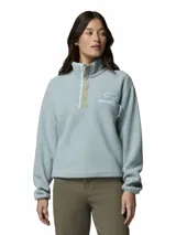Polar Columbia modelo Helvetia II Cropped, de tejido suave y mullido en color celeste, con cuello alto, cierre frontal parcial con botones a presión y un bolsillo con cierre en el pecho.
