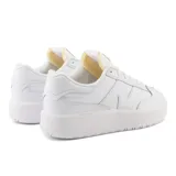 Championes New Balance CT302, color blanco, con plataforma, confeccionados en cuero y tela, con logo "N" característico en los laterales, entresuela estratificada y puntera de goma.