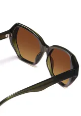 Lentes de sol Eco Shades modelo Lucia, con montura angular color azul y lentes grises. Fabricados con materiales reciclados.