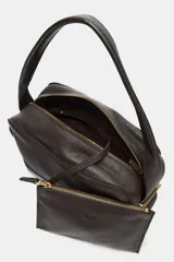 Bolso alargado de piel color marrón oscuro, con asa de hombro y cierre de cremallera. Incluye cartera con bolsillo extraíble.