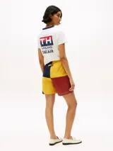 Shorts de nailon con diseño color block en rojo, amarillo y azul marino. Cuenta con dos bolsillos en la cintura y logo de Tommy Hilfiger en el bajo y la parte trasera.