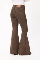 Jean de corte acampanado con diseño de cintura alta, confeccionado en denim color marrón con efecto desgastado. Presenta bolsillos traseros, costuras visibles y ruedo deshilachado.