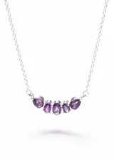 Collar de plata 925 con una hilera curva de cinco piedras amatistas engarzadas, con forma de pera y ovaladas.