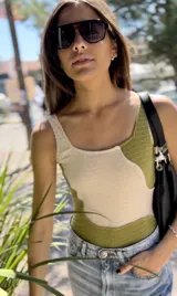 Malla enteriza con diseño de bloques de color en tonos verde pistacho y blanco, confeccionada en tejido texturizado con efecto fruncido.