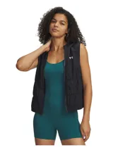 Chaleco deportivo negro con capucha, cierre frontal completo y diseño acolchado con detalles fruncidos. Presenta el logo de la marca en el pecho y bajo elástico.