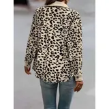 Sobre camisa de pana con estampado animal print, cuello camisero, mangas largas y cierre frontal con botones.