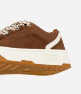 Championes marrones de caña baja, con lengüeta de sherpa color crema y cordones gruesos tricolor.