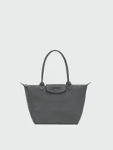 Bolso tote Longchamp modelo Le Pliage One en tamaño mediano, color bordó, con diseño minimalista, cierre superior y doble asa de mano.