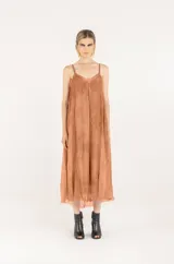 Vestido midi de corte evasé, con diseño lencero, breteles finos regulables, escote en V y bolsillos laterales. Confeccionado en mezcla de viscosa y seda, teñido en frío y con detalles deshilachados en el ruedo.