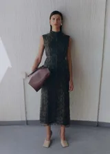 Vestido midi de organza con estampado de serpiente, diseño recto sin mangas y cuello perkins. Cuenta con cierre de cremallera en la parte posterior y abertura en la espalda.
