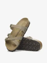 Sandalia Birkenstock modelo Franca, color marrón tabaco, con tres tiras finas cruzadas ajustables con hebillas metálicas. Presenta plantilla anatómica de corcho y suela de EVA.