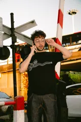 Remera negra de algodón con estampa plastisol de alta calidad.