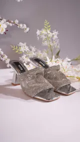 Sandalias plateadas con plataforma, taco geométrico y tira ancha cubierta de strass.