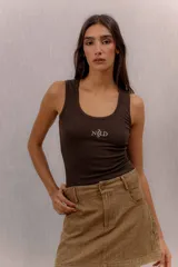 Musculosa de canalé color marrón, de corte ajustado, con escote redondo y el logo bordado en el pecho.