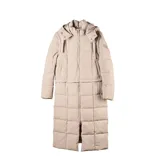 Campera larga tipo puffer color taupe, con diseño acolchado, cierre frontal, capucha y cordón ajustable en la cintura.