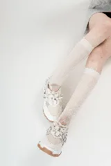 Championes chunky color beige con detalles en cuero, descarne y tela. Incluyen arnés desmontable con brillos.