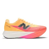 Championes de running New Balance modelo FuelCell SC Elite v5, diseñados para competición. Presentan una parte superior de malla técnica en tonos naranja y coral, con el logo 'N' en gris. La entresuela es de espuma FuelCell con tecnología Energy Arc y placa de fibra de carbono para mayor propulsión.