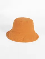 Gorro tipo bucket verde con costuras horizontales en el ala.