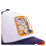 Gorra tipo trucker con frente blanco, visera azul marino con costuras decorativas naranjas y paneles laterales de malla azul. Presenta un parche frontal bordado con la imagen de Goku en su transformación Super Saiyajin 3.
