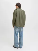 Sobrecamisa de manga larga confeccionada en sarga de algodón, con cuello camisero, cierre frontal de botones y un bolsillo en el pecho. Presenta un corte amplio y estructurado.