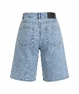 Bermuda de jean color beige, de tiro alto y corte ancho hasta las rodillas, con bolsillos laterales y traseros, y cierre frontal con botón y cremallera.