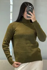 Buzo de punto con cuello alto, diseño de textura acanalada en el frente y mangas largas con puños ajustados.