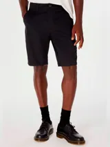 Bermuda color beige de corte recto, estilo chino, con bolsillos laterales y traseros.