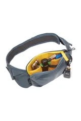 Riñonera Thule Rail 2 de 0.5L color gris azulado, diseñada para actividades deportivas. Cuenta con compartimento principal con cierre, bolsillos laterales de malla y bolsillo trasero estructurado para celular. Incluye detalles reflectivos y punto de fijación para luz.