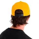 Gorra tipo baseball color amarillo con el logo de Caterpillar bordado en negro en la parte frontal. Cuenta con visera curvada y cierre metálico ajustable en la parte trasera.
