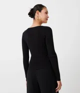 Blusa negra de punto con escote en U, mangas largas y detalle de tres botones dorados.