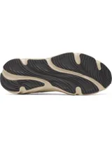 Championes de running Under Armour modelo Rogue 6, color beige, con parte superior de malla transpirable y superposiciones de TPU. Cuenta con entresuela Charged+ para mayor amortiguación y suela de goma para mayor tracción.