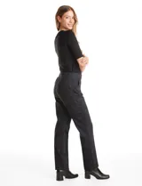 Pantalón sastrero de tiro alto y pierna recta, confeccionado en tejido con estampado cuadrille en tonos oscuros. Presenta pretina con botones decorativos y bolsillos laterales inclinados.