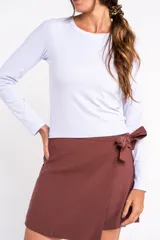 Remera negra de manga larga, con cuello redondo y tejido acanalado, de corte ajustado al cuerpo.