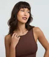 Musculosa ajustada de color marrón oscuro, con cuello redondo y sisas tipo racerback.