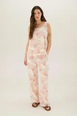 Pantalón de vestir de corte recto con estampado de abanicos color terracota sobre fondo blanco.