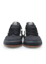 Championes Vans modelo UltraRange VR3, color negro con la clásica franja lateral en color blanco y suela de goma marrón.