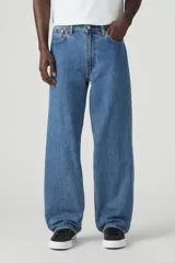 Pantalón de jean celeste de corte amplio, estilo baggy, con bolsillos delanteros y traseros.