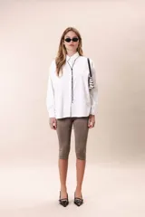 Pantalón capri tipo calza color marrón.