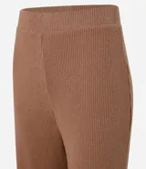 Pantalón de corte recto y tiro alto, confeccionado en tejido de punto texturizado con acabado suave. Presenta cintura fija y diseño de pierna ligeramente ancha.
