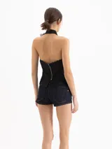 Top halter sin mangas de color negro con estampado floral y bordados, con apliques de flores en 3D en el cuello y tiras colgantes en el lateral.
