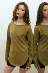 Remera de manga larga estilo raglan, color verde militar, con cuello redondo y dobladillo inferior curvado.
