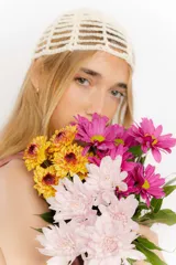 Gorro estilo bohemio tejido en crochet con diseño de red, color beige.