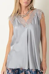 Blusa italiana de satén de seda, color beige, con escote en V y detalles de encaje en el pecho y los hombros, de corte holgado y sin mangas.