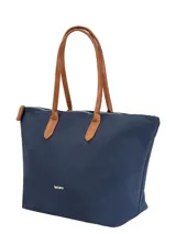 Bolso tipo shopper de lona color azul marino, con manijas largas en símil cuero color suela. Cuenta con cierre metálico superior y logo metálico de la marca en el frente.